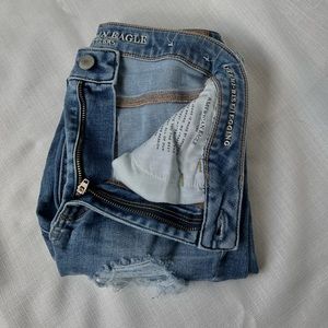 American Eagle super high rise jegging light wash in a size 4 short